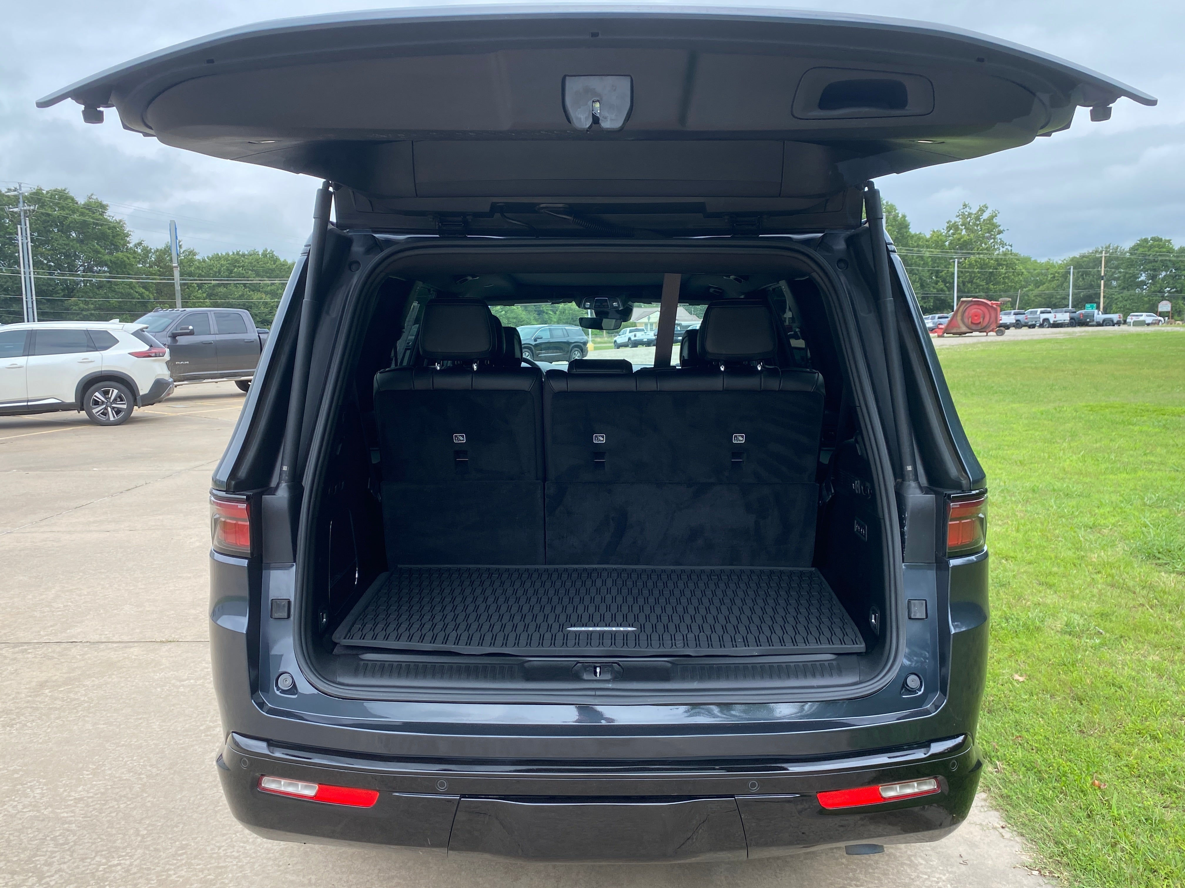2024 Jeep Wagoneer Base