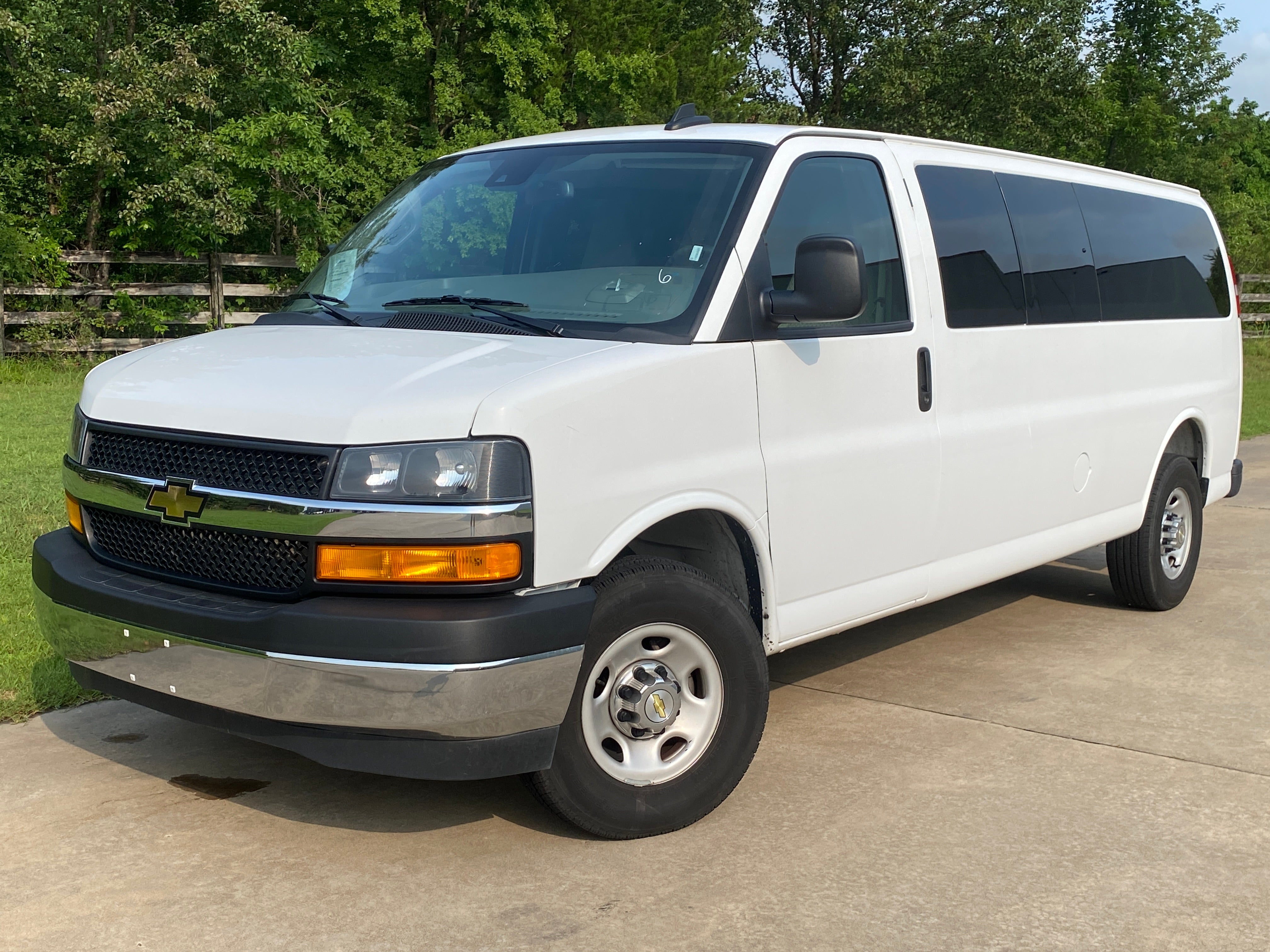 2025 Chevrolet Express Passenger 1LT