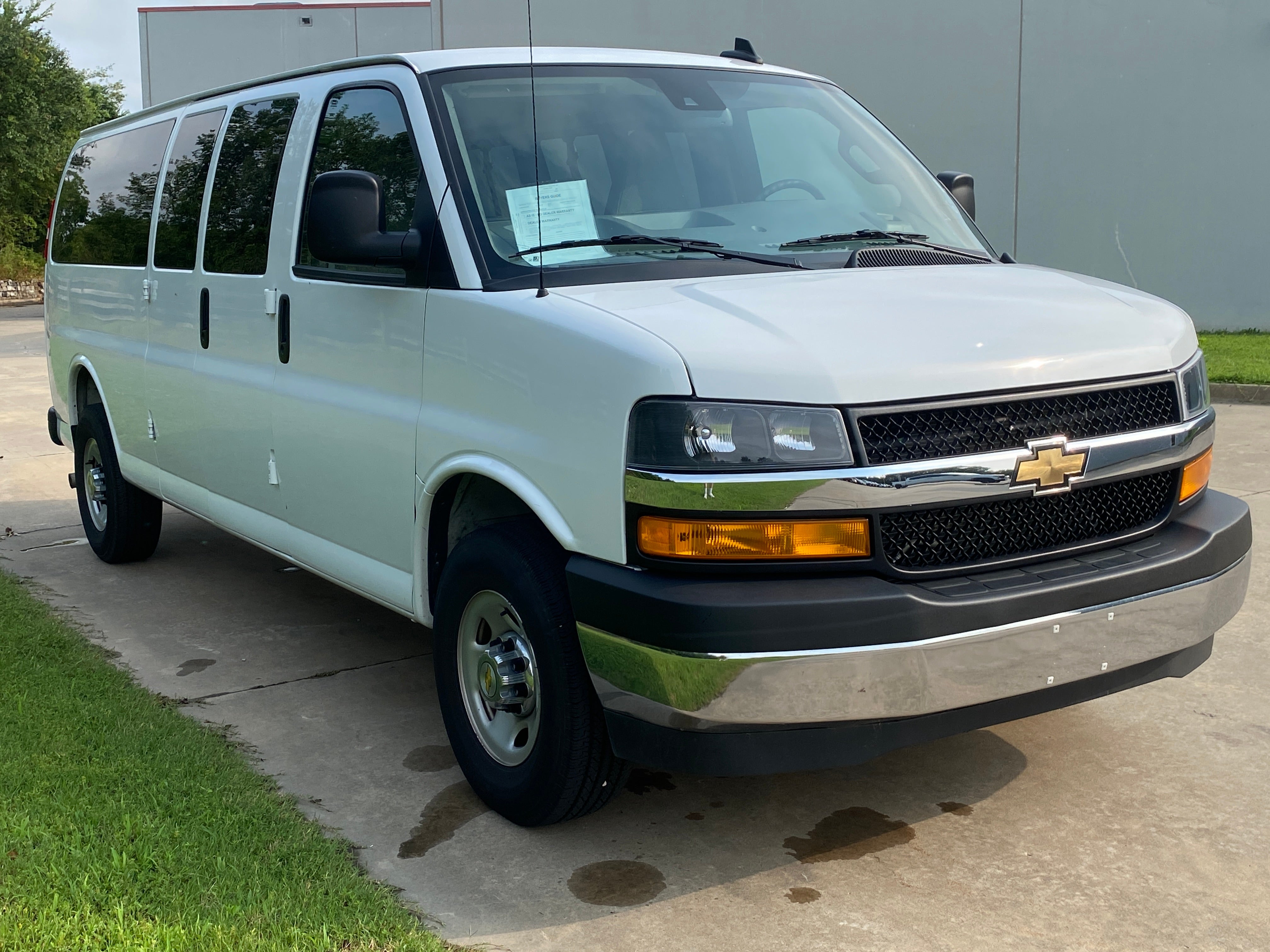 2025 Chevrolet Express Passenger 1LT