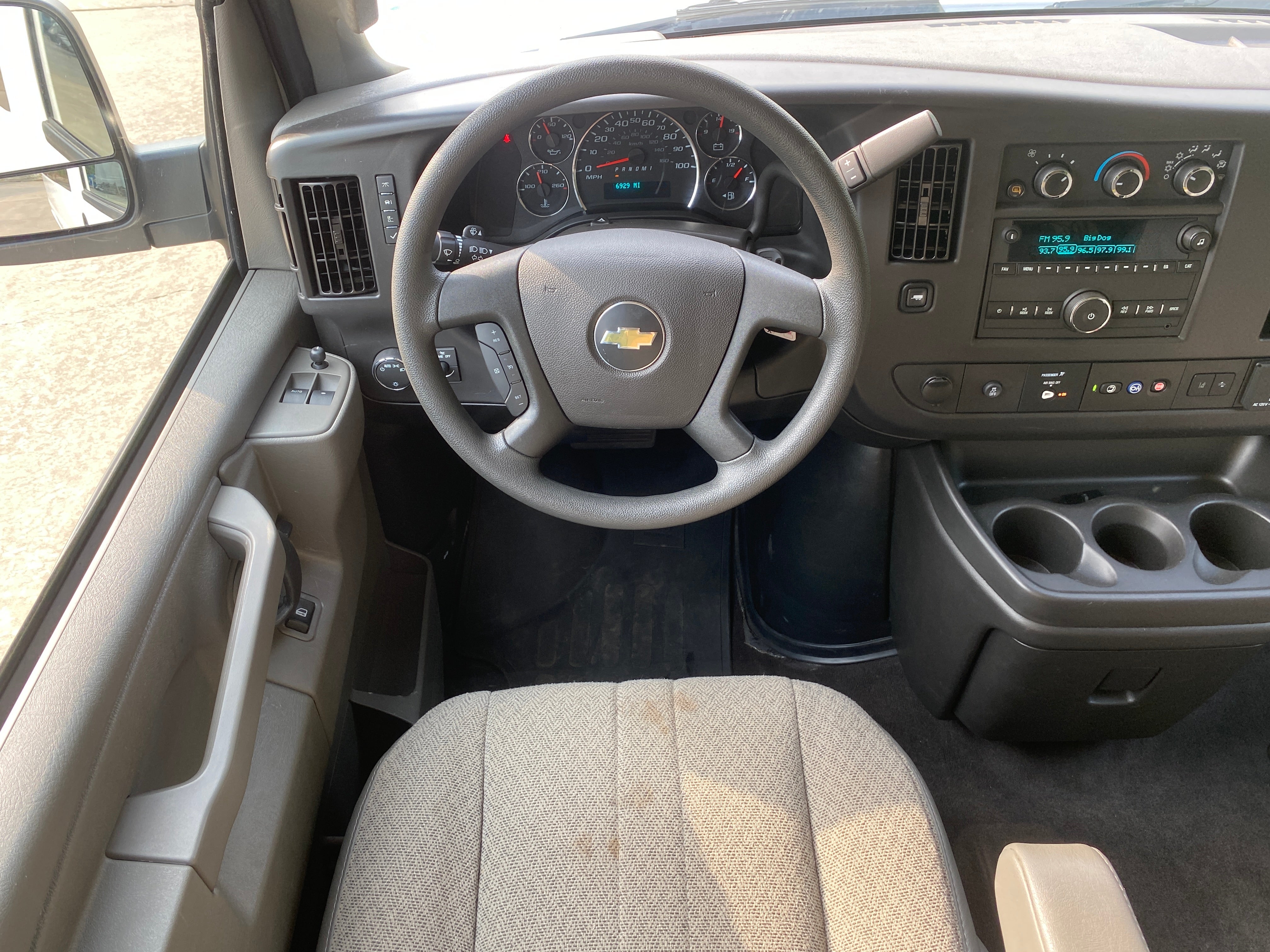 2025 Chevrolet Express Passenger 1LT