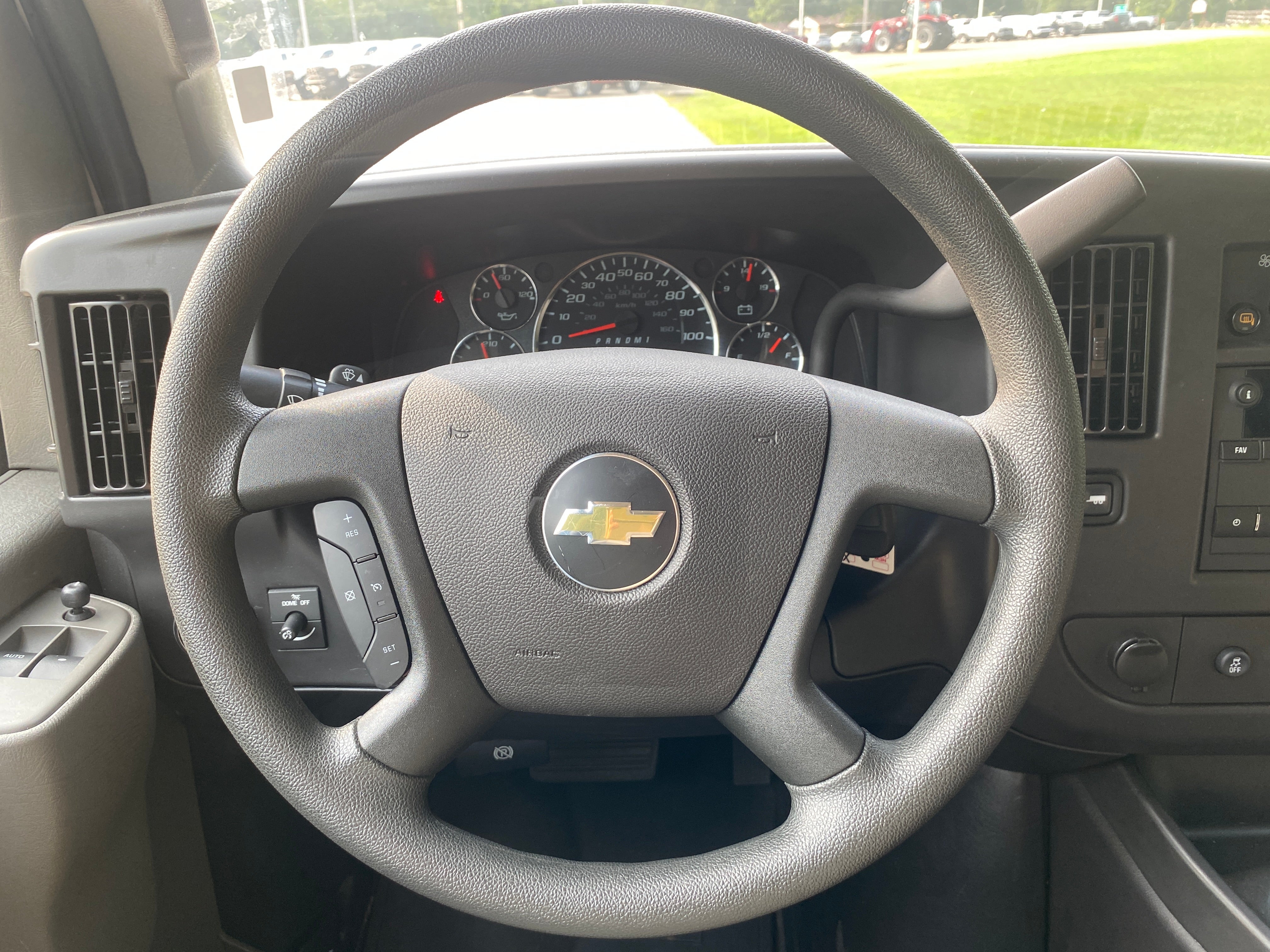 2025 Chevrolet Express Passenger 1LT
