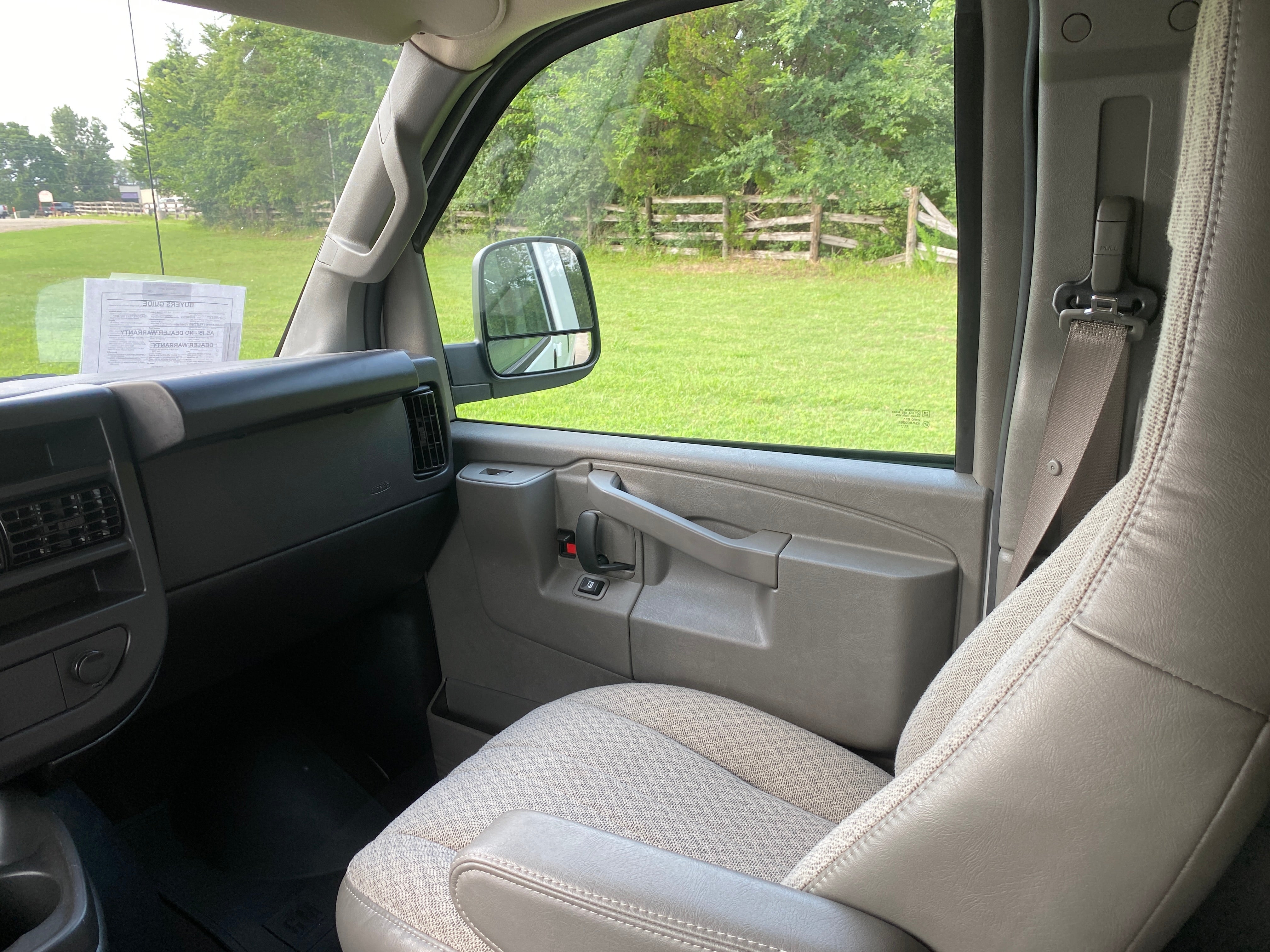 2025 Chevrolet Express Passenger 1LT