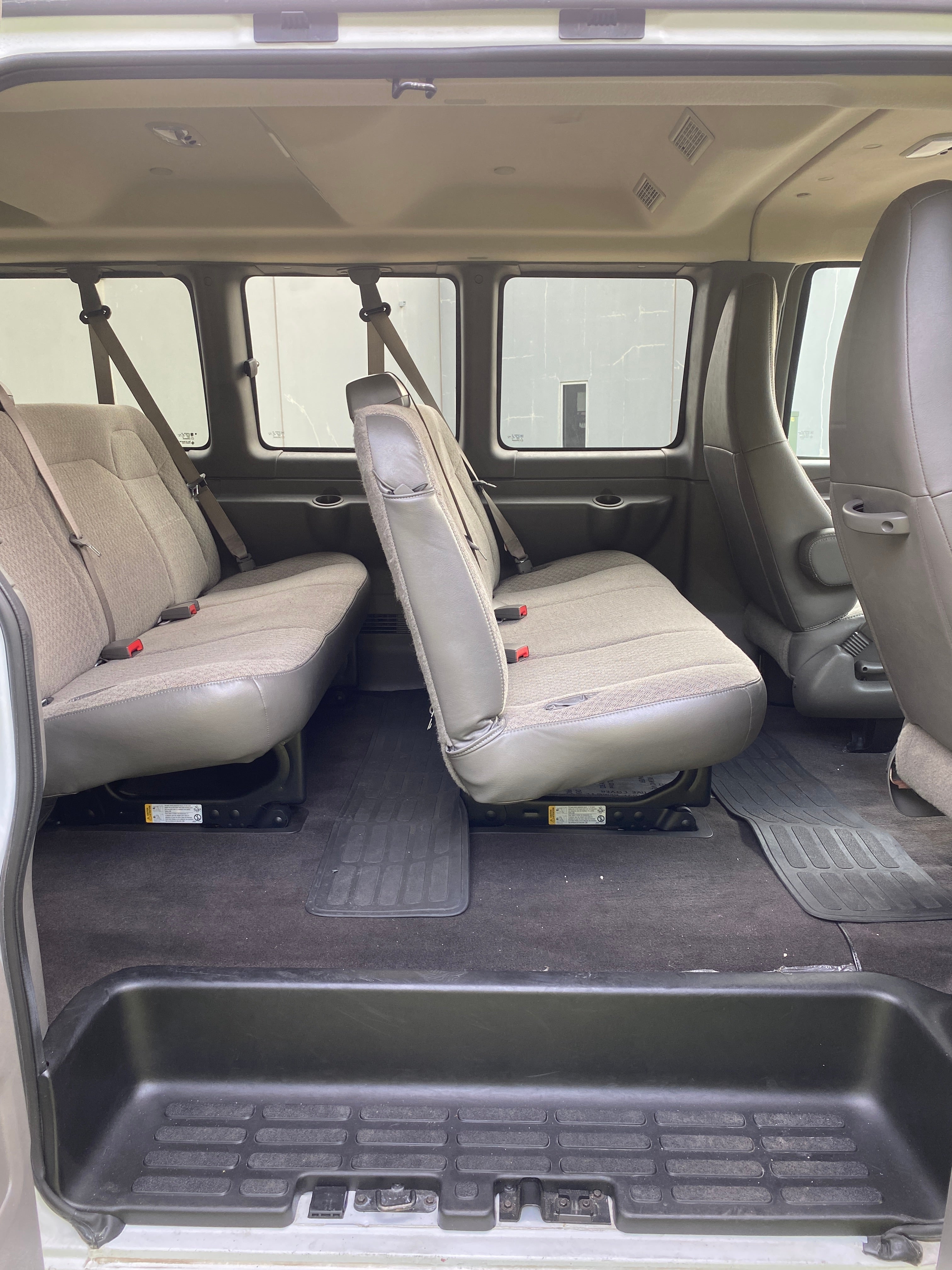 2025 Chevrolet Express Passenger 1LT