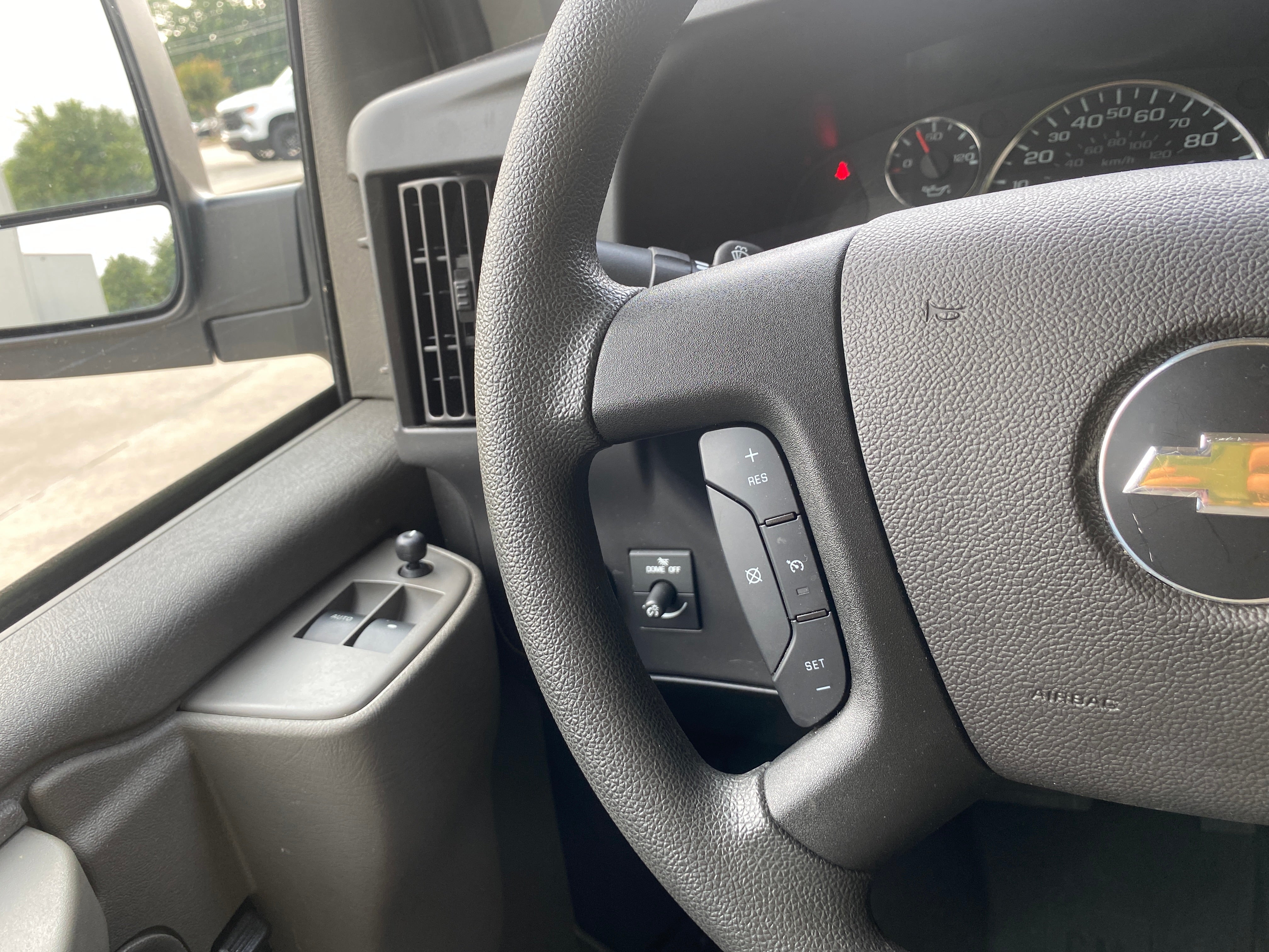 2025 Chevrolet Express Passenger 1LT