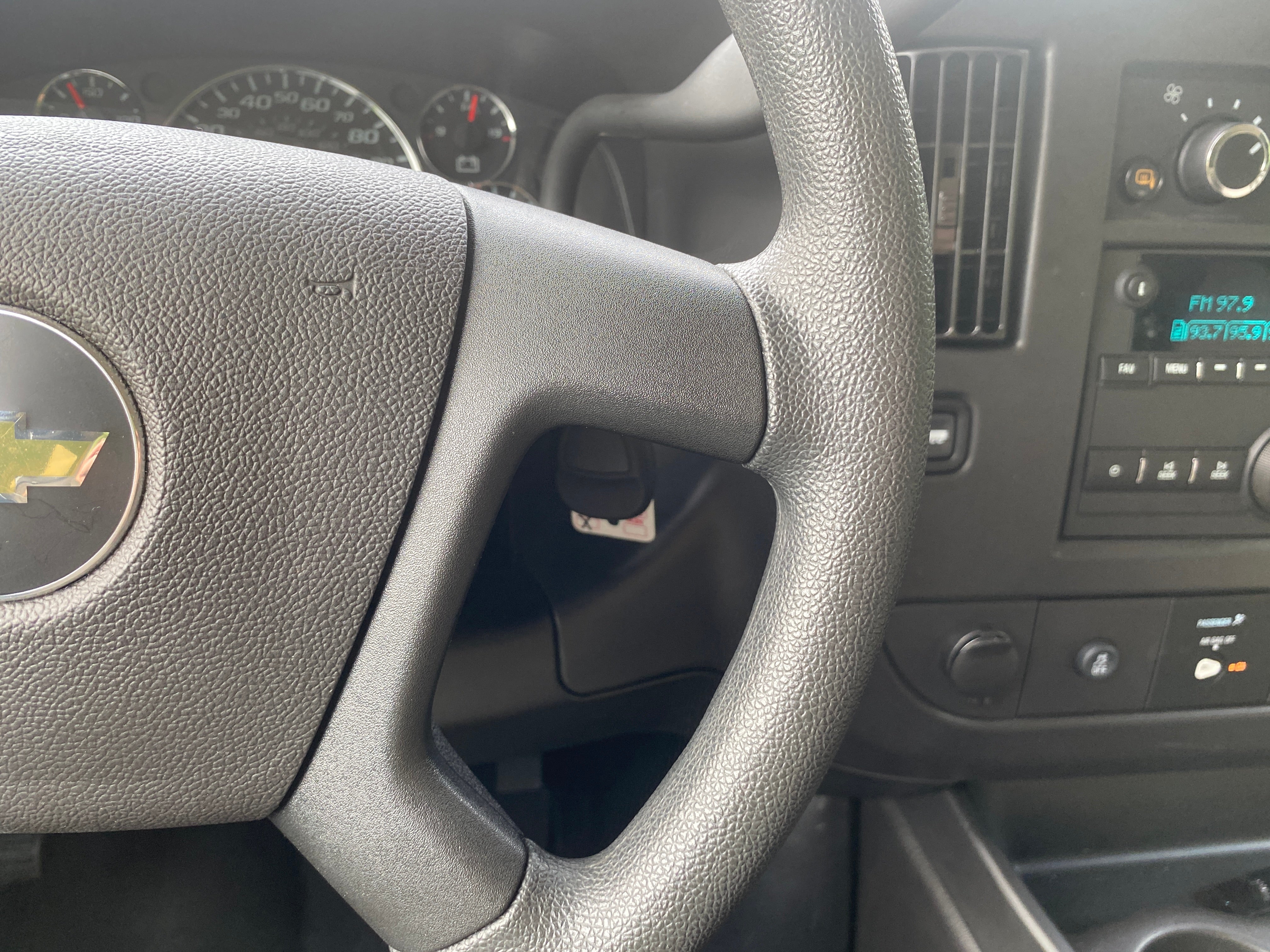 2025 Chevrolet Express Passenger 1LT