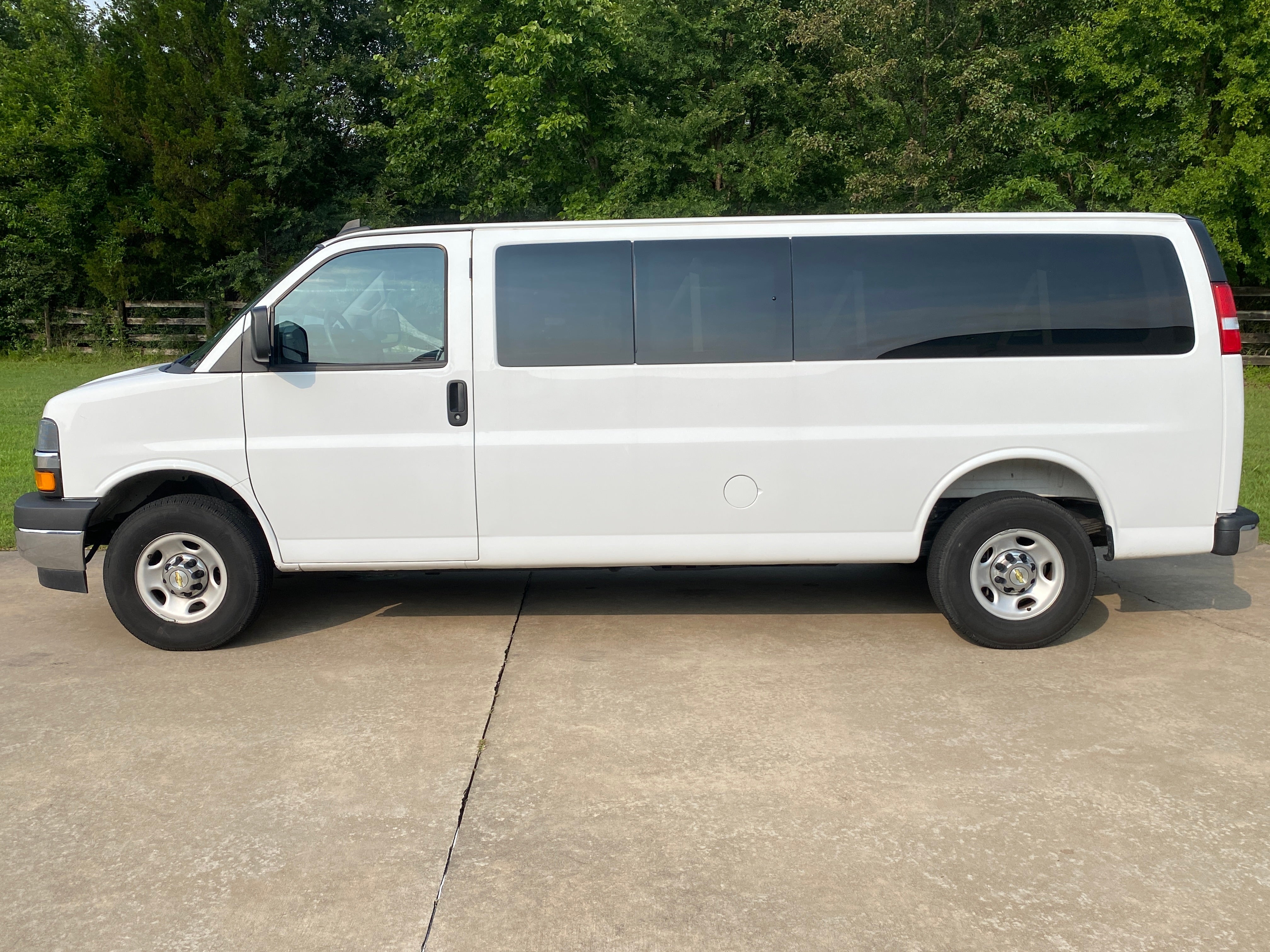 2025 Chevrolet Express Passenger 1LT