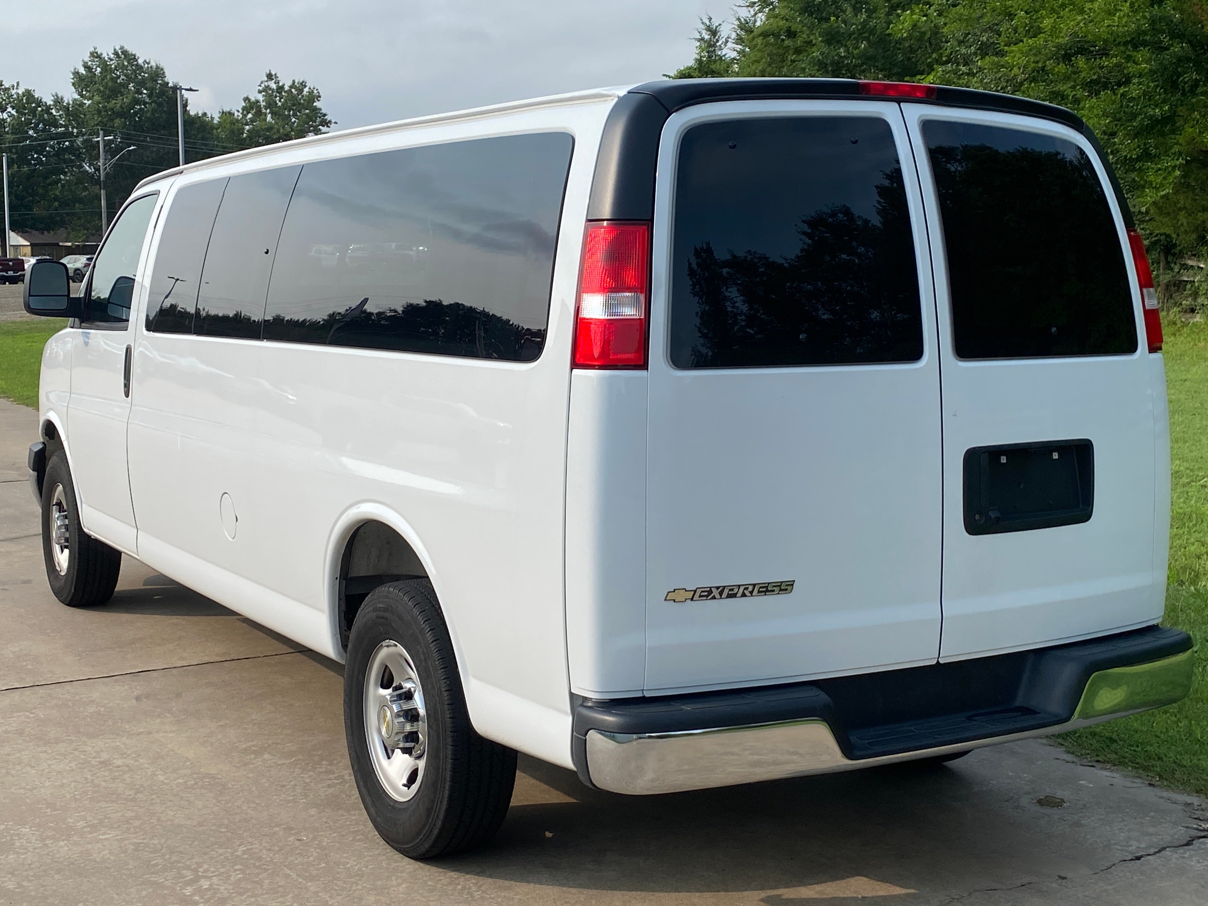 2025 Chevrolet Express Passenger 1LT