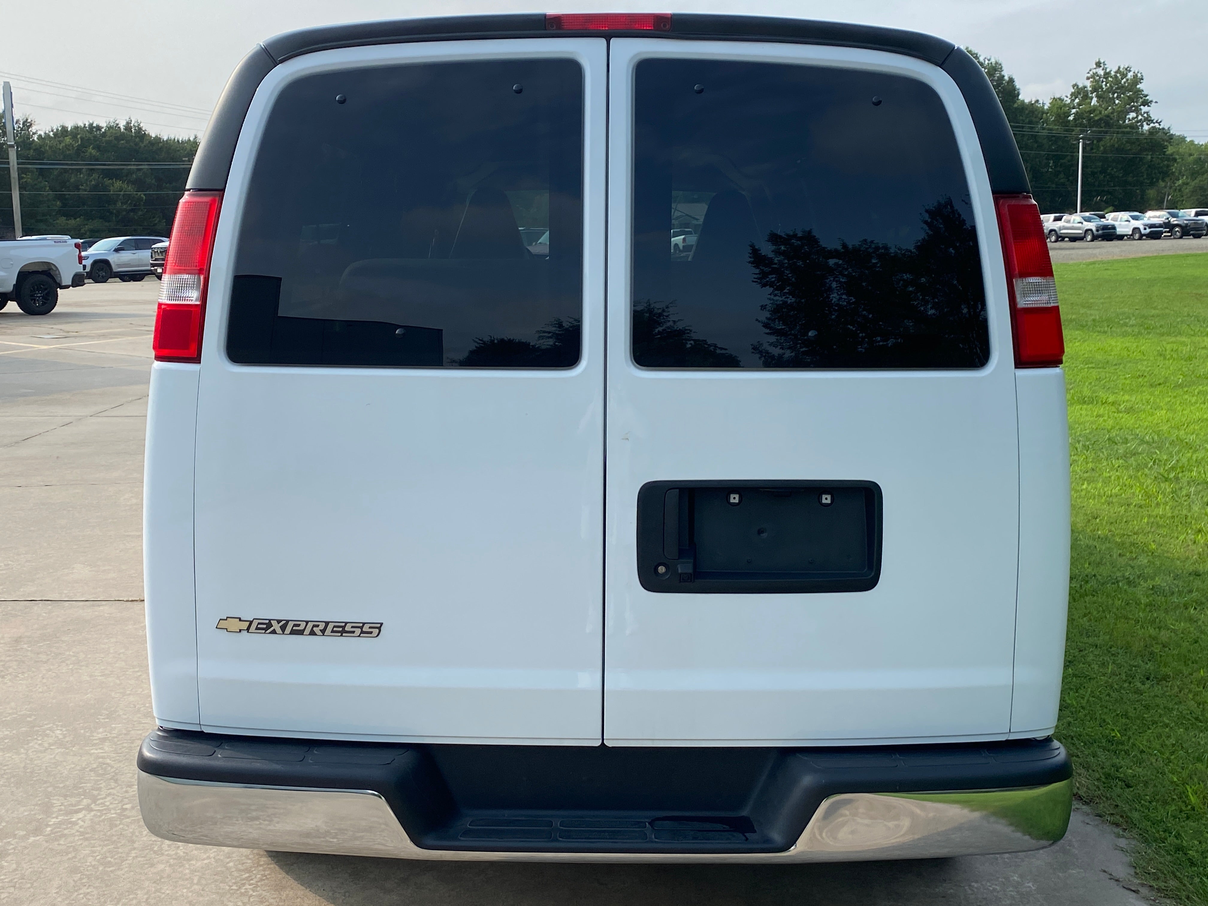 2025 Chevrolet Express Passenger 1LT