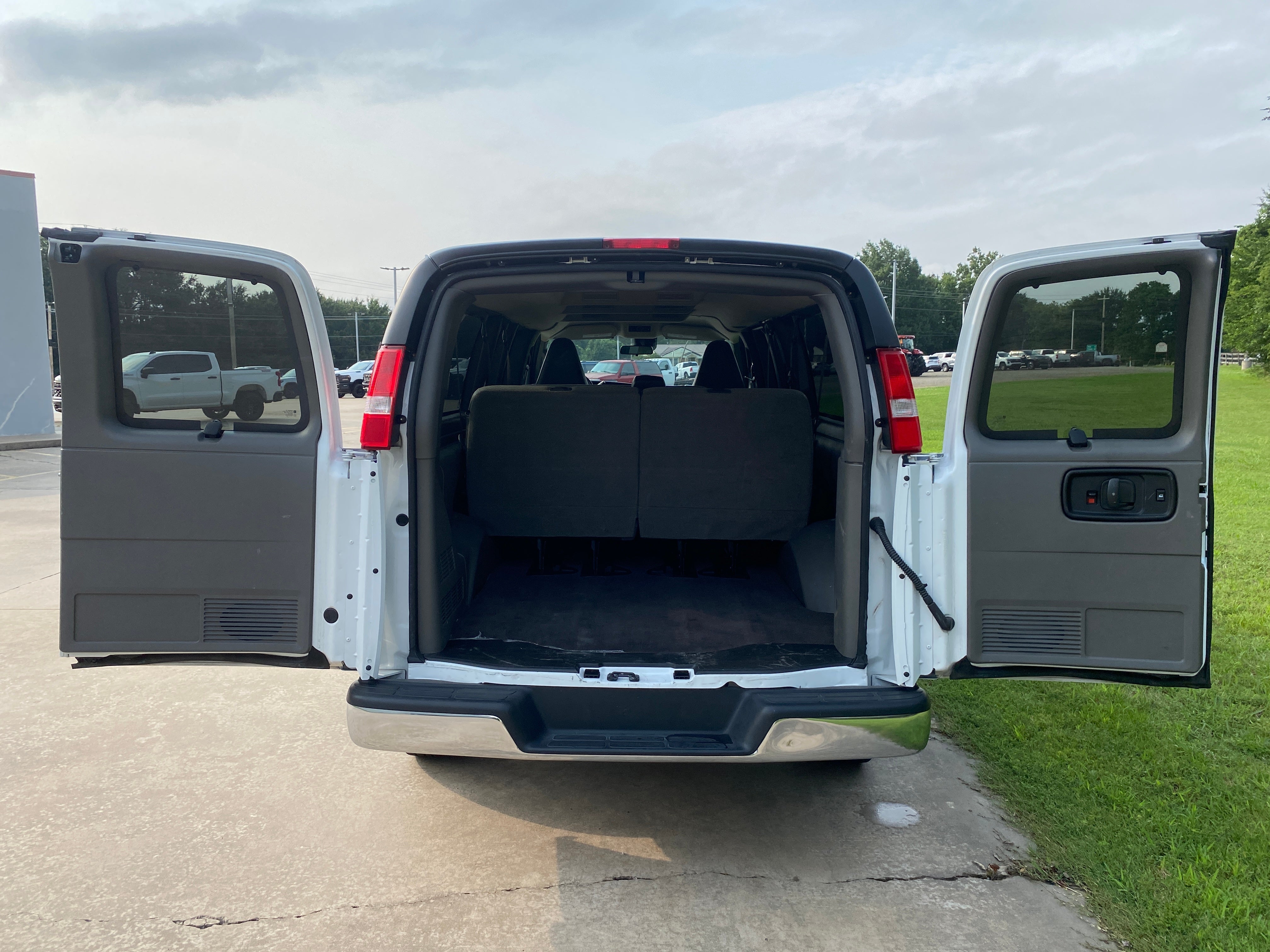 2025 Chevrolet Express Passenger 1LT