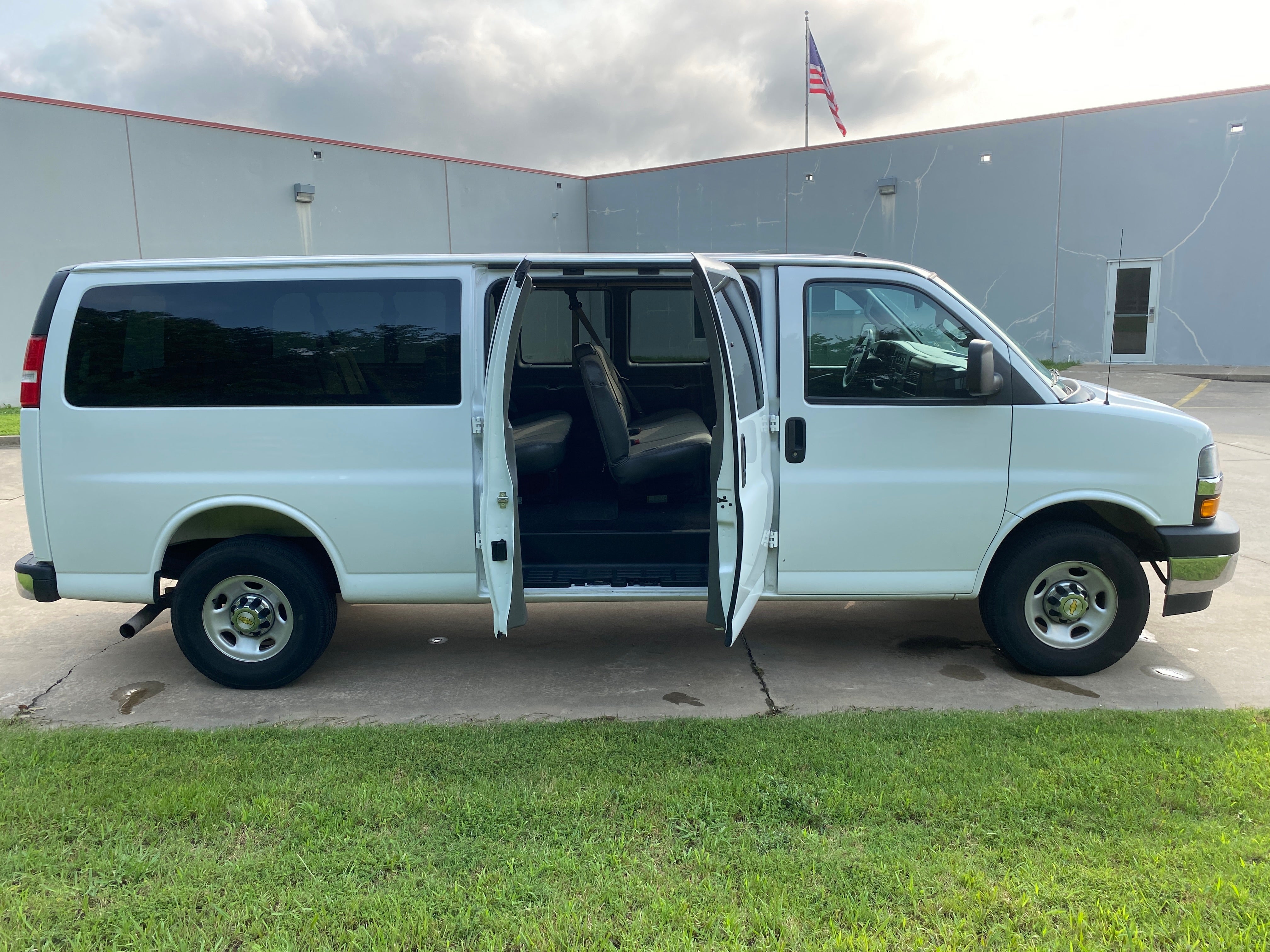 2025 Chevrolet Express Passenger 1LT