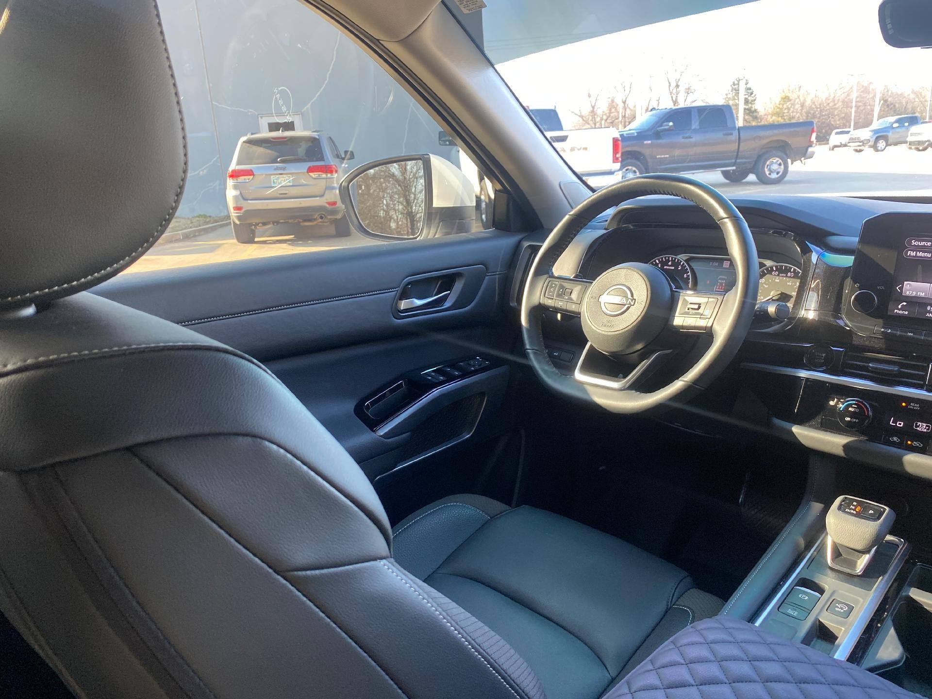 2025 Nissan Pathfinder SL